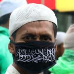 Ratusan umat muslim dari berbagai elemen melakukan aksi didepan Mapolda Metro Jaya, Jakarta, Rabu (1/2/2017). Dalam aksinya ratusan umat muslim melakukan mengawal Imam Besar FPI, Panglima LPI Munarman dan Ketua GNF-MUI Bachtiar Nasir untuk dimintai keterangannya terkait kasus pemufakatan makar yang menjerat Sri Bintang Pamungkas. AKTUAL/Munzir