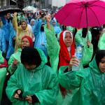 Ratusan umat muslim dari berbagai elemen melakukan aksi didepan Mapolda Metro Jaya, Jakarta, Rabu (1/2/2017). Dalam aksinya ratusan umat muslim melakukan mengawal Imam Besar FPI, Panglima LPI Munarman dan Ketua GNF-MUI Bachtiar Nasir untuk dimintai keterangannya terkait kasus pemufakatan makar yang menjerat Sri Bintang Pamungkas. AKTUAL/Munzir