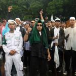 Ratusan umat muslim dari berbagai elemen melakukan aksi didepan Mapolda Metro Jaya, Jakarta, Rabu (1/2/2017). Dalam aksinya ratusan umat muslim melakukan mengawal Imam Besar FPI, Panglima LPI Munarman dan Ketua GNF-MUI Bachtiar Nasir untuk dimintai keterangannya terkait kasus pemufakatan makar yang menjerat Sri Bintang Pamungkas. AKTUAL/Munzir