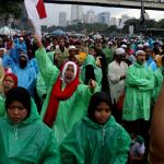 Ratusan umat muslim dari berbagai elemen melakukan aksi didepan Mapolda Metro Jaya, Jakarta, Rabu (1/2/2017). Dalam aksinya ratusan umat muslim melakukan mengawal Imam Besar FPI, Panglima LPI Munarman dan Ketua GNF-MUI Bachtiar Nasir untuk dimintai keterangannya terkait kasus pemufakatan makar yang menjerat Sri Bintang Pamungkas. AKTUAL/Munzir