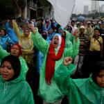 Ratusan umat muslim dari berbagai elemen melakukan aksi didepan Mapolda Metro Jaya, Jakarta, Rabu (1/2/2017). Dalam aksinya ratusan umat muslim melakukan mengawal Imam Besar FPI, Panglima LPI Munarman dan Ketua GNF-MUI Bachtiar Nasir untuk dimintai keterangannya terkait kasus pemufakatan makar yang menjerat Sri Bintang Pamungkas. AKTUAL/Munzir