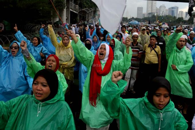 Ratusan umat muslim dari berbagai elemen melakukan aksi didepan Mapolda Metro Jaya, Jakarta, Rabu (1/2/2017). Dalam aksinya ratusan umat muslim melakukan mengawal Imam Besar FPI, Panglima LPI Munarman dan Ketua GNF-MUI Bachtiar Nasir untuk dimintai keterangannya terkait kasus pemufakatan makar yang menjerat Sri Bintang Pamungkas. AKTUAL/Munzir