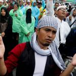 Ratusan umat muslim dari berbagai elemen melakukan aksi didepan Mapolda Metro Jaya, Jakarta, Rabu (1/2/2017). Dalam aksinya ratusan umat muslim melakukan mengawal Imam Besar FPI, Panglima LPI Munarman dan Ketua GNF-MUI Bachtiar Nasir untuk dimintai keterangannya terkait kasus pemufakatan makar yang menjerat Sri Bintang Pamungkas. AKTUAL/Munzir