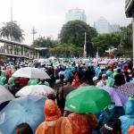 Ratusan umat muslim dari berbagai elemen melakukan aksi didepan Mapolda Metro Jaya, Jakarta, Rabu (1/2/2017). Dalam aksinya ratusan umat muslim melakukan mengawal Imam Besar FPI, Panglima LPI Munarman dan Ketua GNF-MUI Bachtiar Nasir untuk dimintai keterangannya terkait kasus pemufakatan makar yang menjerat Sri Bintang Pamungkas. AKTUAL/Munzir