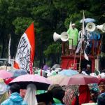 Ratusan umat muslim dari berbagai elemen melakukan aksi didepan Mapolda Metro Jaya, Jakarta, Rabu (1/2/2017). Dalam aksinya ratusan umat muslim melakukan mengawal Imam Besar FPI, Panglima LPI Munarman dan Ketua GNF-MUI Bachtiar Nasir untuk dimintai keterangannya terkait kasus pemufakatan makar yang menjerat Sri Bintang Pamungkas. AKTUAL/Munzir