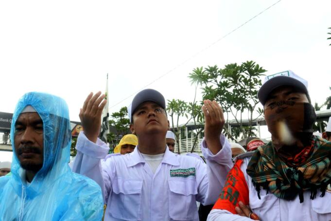 Ratusan umat muslim dari berbagai elemen melakukan aksi didepan Mapolda Metro Jaya, Jakarta, Rabu (1/2/2017). Dalam aksinya ratusan umat muslim melakukan mengawal Imam Besar FPI, Panglima LPI Munarman dan Ketua GNF-MUI Bachtiar Nasir untuk dimintai keterangannya terkait kasus pemufakatan makar yang menjerat Sri Bintang Pamungkas. AKTUAL/Munzir