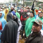 Ratusan umat muslim dari berbagai elemen melakukan aksi didepan Mapolda Metro Jaya, Jakarta, Rabu (1/2/2017). Dalam aksinya ratusan umat muslim melakukan mengawal Imam Besar FPI, Panglima LPI Munarman dan Ketua GNF-MUI Bachtiar Nasir untuk dimintai keterangannya terkait kasus pemufakatan makar yang menjerat Sri Bintang Pamungkas. AKTUAL/Munzir