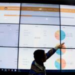 Komisioner KPU RI Ferry Kurnia Rizkiyansyah memantau hasil perhitungan Pilkada Serentak di ruang monitoring KPU RI, Jakarta, Kamis (16/2/2017). Pemantauan dilakukan dalam rangka mengetahui hasil real count sementara berdasarkan scaning c1 disetetiap TPS 101 daerah pilkada. AKTUAL/Munzir