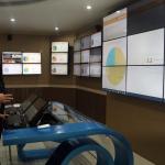 Komisioner KPU RI Ferry Kurnia Rizkiyansyah memantau hasil perhitungan Pilkada Serentak di ruang monitoring KPU RI, Jakarta, Kamis (16/2/2017). Pemantauan dilakukan dalam rangka mengetahui hasil real count sementara berdasarkan scaning c1 disetetiap TPS 101 daerah pilkada. AKTUAL/Munzir