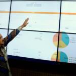 Komisioner KPU RI Ferry Kurnia Rizkiyansyah memantau hasil perhitungan Pilkada Serentak di ruang monitoring KPU RI, Jakarta, Kamis (16/2/2017). Pemantauan dilakukan dalam rangka mengetahui hasil real count sementara berdasarkan scaning c1 disetetiap TPS 101 daerah pilkada. AKTUAL/Munzir