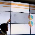 Komisioner KPU RI Ferry Kurnia Rizkiyansyah memantau hasil perhitungan Pilkada Serentak di ruang monitoring KPU RI, Jakarta, Kamis (16/2/2017). Pemantauan dilakukan dalam rangka mengetahui hasil real count sementara berdasarkan scaning c1 disetetiap TPS 101 daerah pilkada. AKTUAL/Munzir