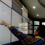 Komisioner KPU RI Ferry Kurnia Rizkiyansyah memantau hasil perhitungan Pilkada Serentak di ruang monitoring KPU RI, Jakarta, Kamis (16/2/2017). Pemantauan dilakukan dalam rangka mengetahui hasil real count sementara berdasarkan scaning c1 disetetiap TPS 101 daerah pilkada. AKTUAL/Munzir