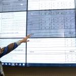 Komisioner KPU RI Ferry Kurnia Rizkiyansyah memantau hasil perhitungan Pilkada Serentak di ruang monitoring KPU RI, Jakarta, Kamis (16/2/2017). Pemantauan dilakukan dalam rangka mengetahui hasil real count sementara berdasarkan scaning c1 disetetiap TPS 101 daerah pilkada. AKTUAL/Munzir