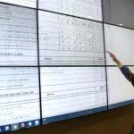 Komisioner KPU RI Ferry Kurnia Rizkiyansyah memantau hasil perhitungan Pilkada Serentak di ruang monitoring KPU RI, Jakarta, Kamis (16/2/2017). Pemantauan dilakukan dalam rangka mengetahui hasil real count sementara berdasarkan scaning c1 disetetiap TPS 101 daerah pilkada. AKTUAL/Munzir