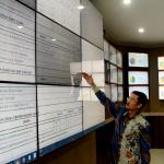 Komisioner KPU RI Ferry Kurnia Rizkiyansyah memantau hasil perhitungan Pilkada Serentak di ruang monitoring KPU RI, Jakarta, Kamis (16/2/2017). Pemantauan dilakukan dalam rangka mengetahui hasil real count sementara berdasarkan scaning c1 disetetiap TPS 101 daerah pilkada. AKTUAL/Munzir