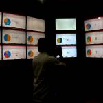 Komisioner KPU RI Ferry Kurnia Rizkiyansyah memantau hasil perhitungan Pilkada Serentak di ruang monitoring KPU RI, Jakarta, Kamis (16/2/2017). Pemantauan dilakukan dalam rangka mengetahui hasil real count sementara berdasarkan scaning c1 disetetiap TPS 101 daerah pilkada. AKTUAL/Munzir