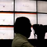 Komisioner KPU RI Ferry Kurnia Rizkiyansyah memantau hasil perhitungan Pilkada Serentak di ruang monitoring KPU RI, Jakarta, Kamis (16/2/2017). Pemantauan dilakukan dalam rangka mengetahui hasil real count sementara berdasarkan scaning c1 disetetiap TPS 101 daerah pilkada. AKTUAL/Munzir