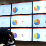 Komisioner KPU RI Ferry Kurnia Rizkiyansyah memantau hasil perhitungan Pilkada Serentak di ruang monitoring KPU RI, Jakarta, Kamis (16/2/2017). Pemantauan dilakukan dalam rangka mengetahui hasil real count sementara berdasarkan scaning c1 disetetiap TPS 101 daerah pilkada. AKTUAL/Munzir