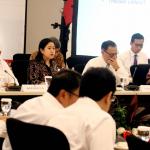 Menteri Koordinator Bidang Pembangunan Manusia dan Kebudayaan (Menko PMK) Puan Maharani memimpin Rapat Koordinasi (Rakor) tingkat menteri didampingi Menteri Sosial Khofifah Indar Parawansa, Gubernur Bank Indonesia Agus D.W. Martowardojo dan Ketua Dewan Komisioner OJK Muliaman D. Hadad di Kantor Kemenko PMK, Jakarta, Senin (6/2/2017). Rakor tersebut membahas mengenai Bantuan Pangan Non Tunai 2017. AKTUAL/Munzir