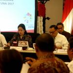 Menteri Koordinator Bidang Pembangunan Manusia dan Kebudayaan (Menko PMK) Puan Maharani memimpin Rapat Koordinasi (Rakor) tingkat menteri didampingi Menteri Sosial Khofifah Indar Parawansa, Gubernur Bank Indonesia Agus D.W. Martowardojo dan Ketua Dewan Komisioner OJK Muliaman D. Hadad di Kantor Kemenko PMK, Jakarta, Senin (6/2/2017). Rakor tersebut membahas mengenai Bantuan Pangan Non Tunai 2017. AKTUAL/Munzir