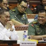 Dari kiri ke kanan, Menhan Ryamizard Ryacudu, Panglima TNI Jenderal Gatot Nurmayanto, KSAD Jenderal TNI Mulyono, KSAL Laksamana Ade Supandi dan KSAU Marsekal Hadi Tjahjanto saat mengikuti raker dengan Komisi I DPR di Gedung Parlemen, Senayan, Jakarta, Senin (6/2/2017). Raker ini membahas evaluasi pencapaian program anggaran dan evaluasi pencapaian kegiatan Kemhan/TNI Tahun 2016 dan rencana kerja program kerja 2017 disamping itu isu-isu aktual di bidang pertahanan dan solusi penyelesaiannya. AKTUAL/Tino Oktaviano