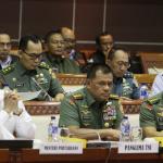 Dari kiri ke kanan, Menhan Ryamizard Ryacudu, Panglima TNI Jenderal Gatot Nurmayanto, KSAD Jenderal TNI Mulyono, KSAL Laksamana Ade Supandi dan KSAU Marsekal Hadi Tjahjanto saat mengikuti raker dengan Komisi I DPR di Gedung Parlemen, Senayan, Jakarta, Senin (6/2/2017). Raker ini membahas evaluasi pencapaian program anggaran dan evaluasi pencapaian kegiatan Kemhan/TNI Tahun 2016 dan rencana kerja program kerja 2017 disamping itu isu-isu aktual di bidang pertahanan dan solusi penyelesaiannya. AKTUAL/Tino Oktaviano
