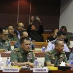 Dari kiri ke kanan, Menhan Ryamizard Ryacudu, Panglima TNI Jenderal Gatot Nurmayanto, KSAD Jenderal TNI Mulyono, KSAL Laksamana Ade Supandi dan KSAU Marsekal Hadi Tjahjanto saat mengikuti raker dengan Komisi I DPR di Gedung Parlemen, Senayan, Jakarta, Senin (6/2/2017). Raker ini membahas evaluasi pencapaian program anggaran dan evaluasi pencapaian kegiatan Kemhan/TNI Tahun 2016 dan rencana kerja program kerja 2017 disamping itu isu-isu aktual di bidang pertahanan dan solusi penyelesaiannya. AKTUAL/Tino Oktaviano