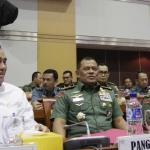 Dari kiri ke kanan, Menhan Ryamizard Ryacudu, Panglima TNI Jenderal Gatot Nurmayanto, KSAD Jenderal TNI Mulyono, KSAL Laksamana Ade Supandi dan KSAU Marsekal Hadi Tjahjanto saat mengikuti raker dengan Komisi I DPR di Gedung Parlemen, Senayan, Jakarta, Senin (6/2/2017). Raker ini membahas evaluasi pencapaian program anggaran dan evaluasi pencapaian kegiatan Kemhan/TNI Tahun 2016 dan rencana kerja program kerja 2017 disamping itu isu-isu aktual di bidang pertahanan dan solusi penyelesaiannya. AKTUAL/Tino Oktaviano