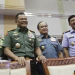 Dari kiri ke kanan, Menhan Ryamizard Ryacudu, Panglima TNI Jenderal Gatot Nurmayanto, KSAD Jenderal TNI Mulyono, KSAL Laksamana Ade Supandi dan KSAU Marsekal Hadi Tjahjanto saat mengikuti raker dengan Komisi I DPR di Gedung Parlemen, Senayan, Jakarta, Senin (6/2/2017). Raker ini membahas evaluasi pencapaian program anggaran dan evaluasi pencapaian kegiatan Kemhan/TNI Tahun 2016 dan rencana kerja program kerja 2017 disamping itu isu-isu aktual di bidang pertahanan dan solusi penyelesaiannya. AKTUAL/Tino Oktaviano
