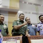 Dari kiri ke kanan, Menhan Ryamizard Ryacudu, Panglima TNI Jenderal Gatot Nurmayanto, KSAD Jenderal TNI Mulyono, KSAL Laksamana Ade Supandi dan KSAU Marsekal Hadi Tjahjanto saat mengikuti raker dengan Komisi I DPR di Gedung Parlemen, Senayan, Jakarta, Senin (6/2/2017). Raker ini membahas evaluasi pencapaian program anggaran dan evaluasi pencapaian kegiatan Kemhan/TNI Tahun 2016 dan rencana kerja program kerja 2017 disamping itu isu-isu aktual di bidang pertahanan dan solusi penyelesaiannya. AKTUAL/Tino Oktaviano