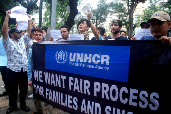 Aksi pencari suaka geruduk Kantor UNHCR. Mereka meminta kejelasan kepada UNHCR terkait kepengurusan administrasi agar dapat menetap di negara pihak ketiga. AKTUAL/Munzir