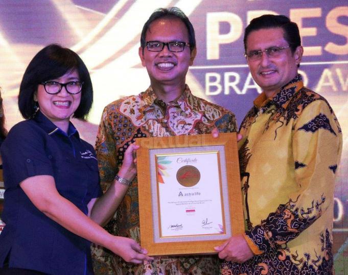Head of Corporate Communications PT ASTRA AVIVA LIFE (Astra Life) Wahyuni Murtiani mewakili manajemen perusahaan menerima penghargaan dari Founder Warta Ekonomi Fadel Muhammad (kanan) dan Chief Editor Warta Ekonomi Muhamad Ihsan (tengah) saat acara malam penganugerahan 'INDONESIA PRESTIGE BRAND AWARD 2017’ di Jakarta, Jumat (27/01) malam. Astra Life menerima penghargaan Special Mention as Potential Brand Award 2017 untuk kategori asuransi jiwa dari. Penghargaan ini merupakan apresiasi bagi perusahaan-perusahaan terbaik di Indonesia yang memiliki brand-brand terbaik, dan dilihat melalui awareness masyarakat. Dalam pemberian penghargaan ini, Warta Ekonomi telah melakukan serangkaian survey kepada konsumen. AKTUAL/Astra Life