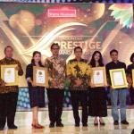 Para perwakilan perusahaan penerima penghargaan Special Mention as Potential Brand untuk 7 kategori berfoto bersama dengan Fadel Muhammad, Founder Warta Ekonomi dan Muhamad Ihsan, Chief Editor Warta Ekonomi di acara Indonesia Prestige Brand Award 2017. AKTUAL/Astra Life
