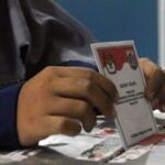 Ratusan warga binaan Rumah Tahanan (Rutan) Pondok Bambu ikut melakukan penyoblosan di TPS 95 di Rutan Pondok Bambu, Jakarta Timur, Rabu (15/2/2017). Sebanyak 157 warga binaan Rumah Tahanan (Rutan) wanita Pondok Bambu masuk daftar pemilih tetap (DPT) dan terdapat 161 surat suara yang tersedia. AKTUAL/Munzir