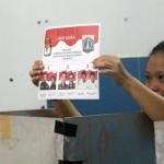 Ratusan warga binaan Rumah Tahanan (Rutan) Pondok Bambu ikut melakukan penyoblosan di TPS 95 di Rutan Pondok Bambu, Jakarta Timur, Rabu (15/2/2017). Sebanyak 157 warga binaan Rumah Tahanan (Rutan) wanita Pondok Bambu masuk daftar pemilih tetap (DPT) dan terdapat 161 surat suara yang tersedia. AKTUAL/Munzir