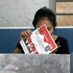 Ratusan warga binaan Rumah Tahanan (Rutan) Pondok Bambu ikut melakukan penyoblosan di TPS 95 di Rutan Pondok Bambu, Jakarta Timur, Rabu (15/2/2017). Sebanyak 157 warga binaan Rumah Tahanan (Rutan) wanita Pondok Bambu masuk daftar pemilih tetap (DPT) dan terdapat 161 surat suara yang tersedia. AKTUAL/Munzir