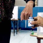 Ratusan warga binaan Rumah Tahanan (Rutan) Pondok Bambu ikut melakukan penyoblosan di TPS 95 di Rutan Pondok Bambu, Jakarta Timur, Rabu (15/2/2017). Sebanyak 157 warga binaan Rumah Tahanan (Rutan) wanita Pondok Bambu masuk daftar pemilih tetap (DPT) dan terdapat 161 surat suara yang tersedia. AKTUAL/Munzir