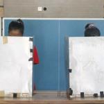 Ratusan warga binaan Rumah Tahanan (Rutan) Pondok Bambu ikut melakukan penyoblosan di TPS 95 di Rutan Pondok Bambu, Jakarta Timur, Rabu (15/2/2017). Sebanyak 157 warga binaan Rumah Tahanan (Rutan) wanita Pondok Bambu masuk daftar pemilih tetap (DPT) dan terdapat 161 surat suara yang tersedia. AKTUAL/Munzir