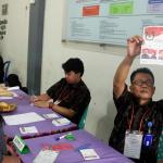 Ratusan warga binaan Rumah Tahanan (Rutan) Pondok Bambu ikut melakukan penyoblosan di TPS 95 di Rutan Pondok Bambu, Jakarta Timur, Rabu (15/2/2017). Sebanyak 157 warga binaan Rumah Tahanan (Rutan) wanita Pondok Bambu masuk daftar pemilih tetap (DPT) dan terdapat 161 surat suara yang tersedia. AKTUAL/Munzir