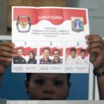 Ratusan warga binaan Rumah Tahanan (Rutan) Pondok Bambu ikut melakukan penyoblosan di TPS 95 di Rutan Pondok Bambu, Jakarta Timur, Rabu (15/2/2017). Sebanyak 157 warga binaan Rumah Tahanan (Rutan) wanita Pondok Bambu masuk daftar pemilih tetap (DPT) dan terdapat 161 surat suara yang tersedia. AKTUAL/Munzir