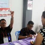 Ratusan warga binaan Rumah Tahanan (Rutan) Pondok Bambu ikut melakukan penyoblosan di TPS 95 di Rutan Pondok Bambu, Jakarta Timur, Rabu (15/2/2017). Sebanyak 157 warga binaan Rumah Tahanan (Rutan) wanita Pondok Bambu masuk daftar pemilih tetap (DPT) dan terdapat 161 surat suara yang tersedia. AKTUAL/Munzir