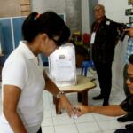 Ratusan warga binaan Rumah Tahanan (Rutan) Pondok Bambu ikut melakukan penyoblosan di TPS 95 di Rutan Pondok Bambu, Jakarta Timur, Rabu (15/2/2017). Sebanyak 157 warga binaan Rumah Tahanan (Rutan) wanita Pondok Bambu masuk daftar pemilih tetap (DPT) dan terdapat 161 surat suara yang tersedia. AKTUAL/Munzir