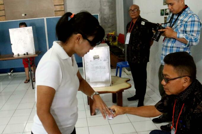 Ratusan warga binaan Rumah Tahanan (Rutan) Pondok Bambu ikut melakukan penyoblosan di TPS 95 di Rutan Pondok Bambu, Jakarta Timur, Rabu (15/2/2017). Sebanyak 157 warga binaan Rumah Tahanan (Rutan) wanita Pondok Bambu masuk daftar pemilih tetap (DPT) dan terdapat 161 surat suara yang tersedia. AKTUAL/Munzir