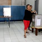 Ratusan warga binaan Rumah Tahanan (Rutan) Pondok Bambu ikut melakukan penyoblosan di TPS 95 di Rutan Pondok Bambu, Jakarta Timur, Rabu (15/2/2017). Sebanyak 157 warga binaan Rumah Tahanan (Rutan) wanita Pondok Bambu masuk daftar pemilih tetap (DPT) dan terdapat 161 surat suara yang tersedia. AKTUAL/Munzir