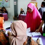 Ratusan warga binaan Rumah Tahanan (Rutan) Pondok Bambu ikut melakukan penyoblosan di TPS 95 di Rutan Pondok Bambu, Jakarta Timur, Rabu (15/2/2017). Sebanyak 157 warga binaan Rumah Tahanan (Rutan) wanita Pondok Bambu masuk daftar pemilih tetap (DPT) dan terdapat 161 surat suara yang tersedia. AKTUAL/Munzir