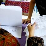 Ratusan warga binaan Rumah Tahanan (Rutan) Pondok Bambu ikut melakukan penyoblosan di TPS 95 di Rutan Pondok Bambu, Jakarta Timur, Rabu (15/2/2017). Sebanyak 157 warga binaan Rumah Tahanan (Rutan) wanita Pondok Bambu masuk daftar pemilih tetap (DPT) dan terdapat 161 surat suara yang tersedia. AKTUAL/Munzir