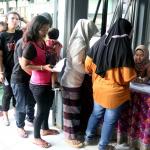 Ratusan warga binaan Rumah Tahanan (Rutan) Pondok Bambu ikut melakukan penyoblosan di TPS 95 di Rutan Pondok Bambu, Jakarta Timur, Rabu (15/2/2017). Sebanyak 157 warga binaan Rumah Tahanan (Rutan) wanita Pondok Bambu masuk daftar pemilih tetap (DPT) dan terdapat 161 surat suara yang tersedia. AKTUAL/Munzir