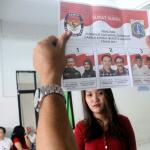 Ratusan warga binaan Rumah Tahanan (Rutan) Pondok Bambu ikut melakukan penyoblosan di TPS 95 di Rutan Pondok Bambu, Jakarta Timur, Rabu (15/2/2017). Sebanyak 157 warga binaan Rumah Tahanan (Rutan) wanita Pondok Bambu masuk daftar pemilih tetap (DPT) dan terdapat 161 surat suara yang tersedia. AKTUAL/Munzir