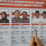 Ratusan warga binaan Rumah Tahanan (Rutan) Pondok Bambu ikut melakukan penyoblosan di TPS 95 di Rutan Pondok Bambu, Jakarta Timur, Rabu (15/2/2017). Sebanyak 157 warga binaan Rumah Tahanan (Rutan) wanita Pondok Bambu masuk daftar pemilih tetap (DPT) dan terdapat 161 surat suara yang tersedia. AKTUAL/Munzir