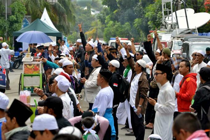 Ratusan umat muslim dari berbagai elemen organisasi melakukan aksi di depan Gedung Kementan, Jakarta, Selasa (7/2/2017). Dalam aksinya massa dari berbagai organisasi Islam mendesak kepada hakim agar terdakwa penodaan agama Basuki Tjahaja Purnama (Ahok) untuk di hukum seberat-beratnya. AKTUAL/Munzir